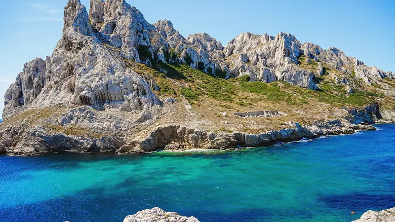 Crique à l'eau turquoise au pied d'une île calcaire au sud de Marseille